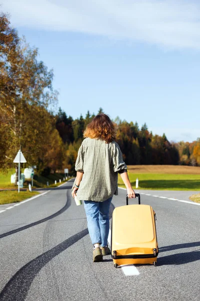 Девушка путешественник и чемодан — стоковое фото