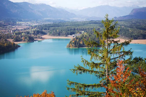 Lindo lago de montanha — Fotografia de Stock