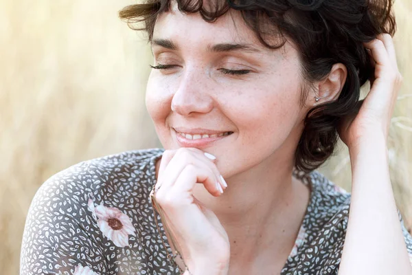 Portrait of a happy smiling girl — Stock Photo, Image