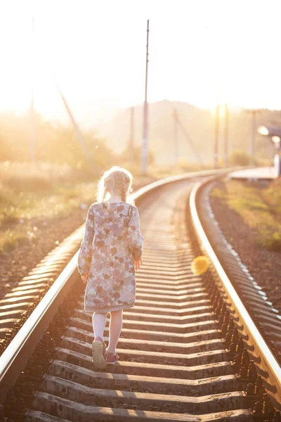 Meisje wandelingen op spoorweg — Stockfoto