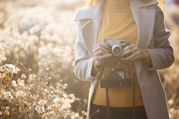 Vintage sonbahar ve kız — Stok fotoğraf