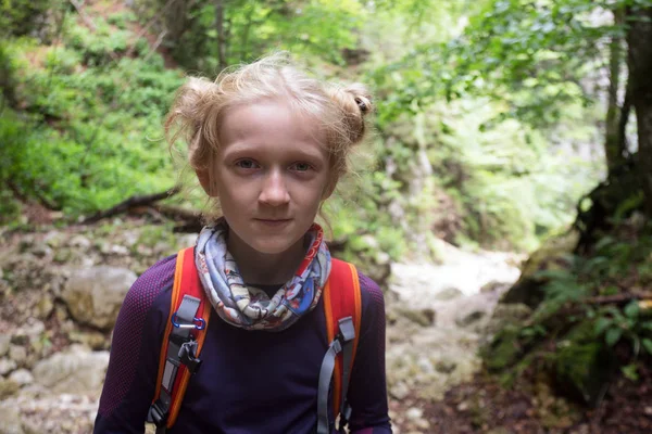 Escursionista bambina su un sentiero — Foto Stock