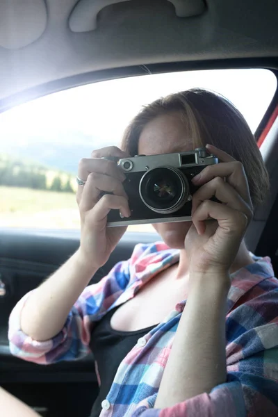 Menina com câmera retro — Fotografia de Stock