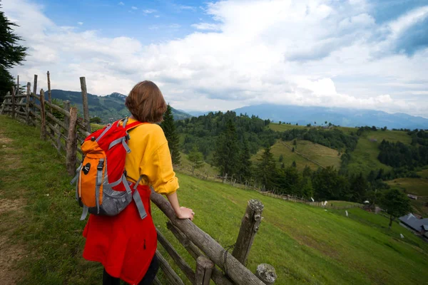 Dağlarda duran turist kız — Stok fotoğraf