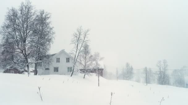 Winterlandschap Met Klassiek Houten Huis Tijdens Harde Sneeuwval Het Noorse — Stockvideo