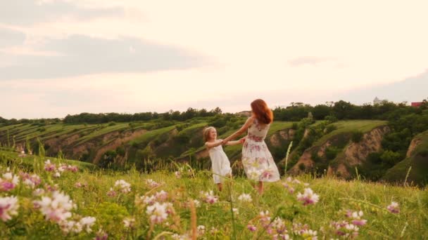 Mother Daughter Having Fun Dancing Spinning Evening Field — 图库视频影像