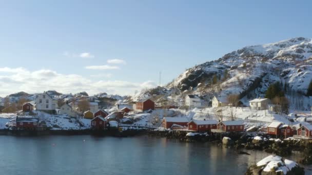 Norveç Lofoten Takımadalarındaki Deniz Kıyısındaki Ünlü Çok Renkli Ahşap Balıkçı — Stok video