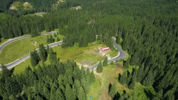 日当たりの良い夏の日に有名なルーマニアの山道Transalpinaの空中ビュー — ストック動画