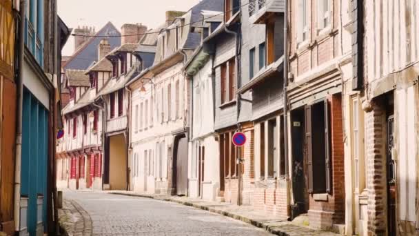 オンフルール フランス 2018 オンフルール ノルマンディー フランスの中心に古い伝統的な家屋が美しい通りの空観 — ストック動画