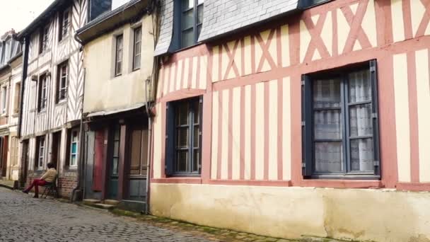 Honfleur Frankrijk April 2018 Uitzicht Lege Mooie Straat Met Oude — Stockvideo