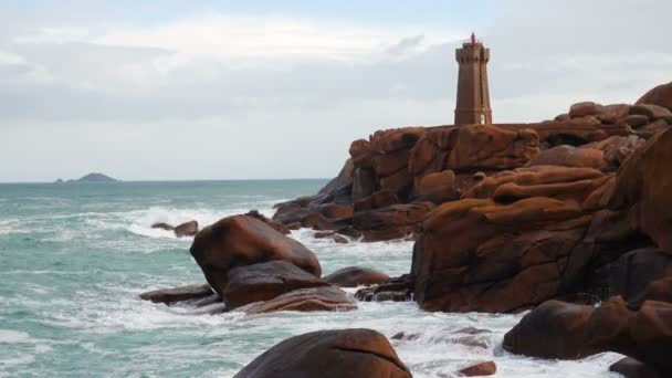 Farol Phare Men Ruz Rose Granit Beach Bretanha França — Vídeo de Stock