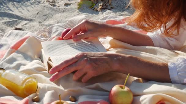 Hände Eines Mädchens Das Strand Liegt Und Ein Buch Liest — Stockvideo