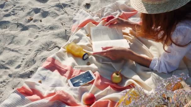 Руки Дівчини Лежать Пляжі Читають Книгу — стокове відео