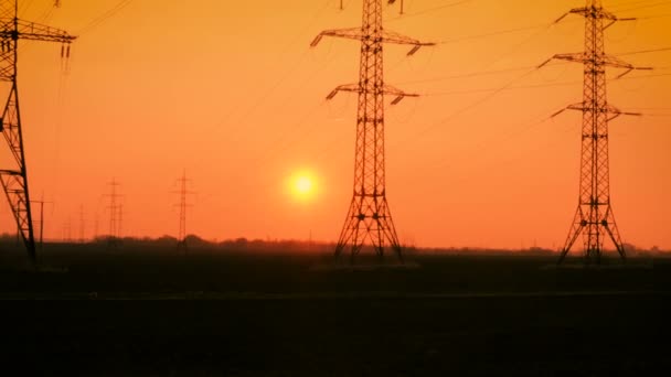 Villamos Energia Tornyok Búzamező Napnyugta Időpontja — Stock videók