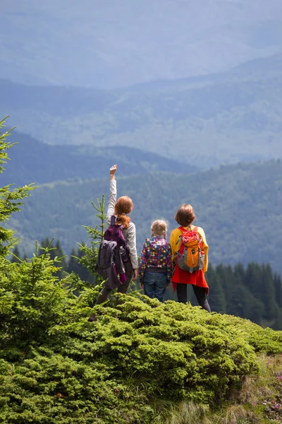 Famille heureuse dans les montagnes — Photo