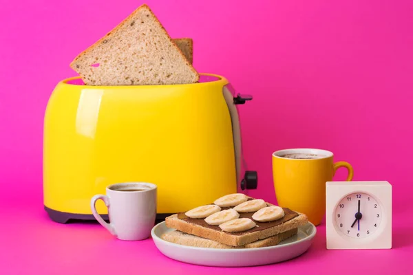 Pemanggang roti kuning dengan latar belakang merah muda — Stok Foto