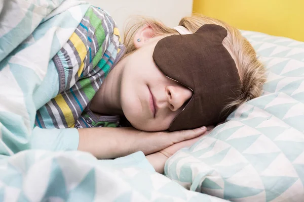 Menina dormindo em máscara de sono — Fotografia de Stock