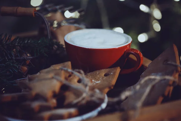 Tasse und weihnachtliche Lebkuchen — Stockfoto