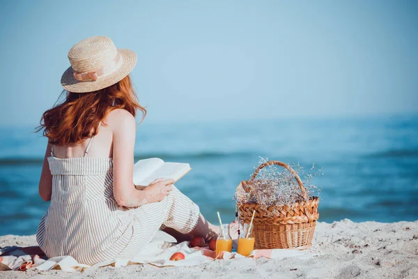 Picknick door de zee — Stockfoto