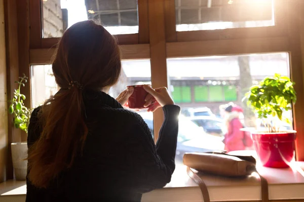 Дівчина сидить з чашкою кави — стокове фото