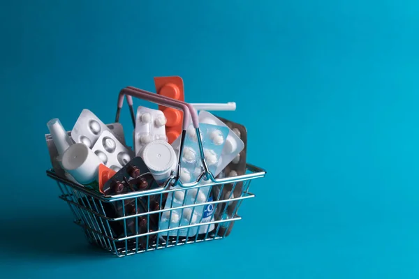 Cesta de la compra con medicamentos —  Fotos de Stock