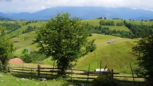 Bela Paisagem Rural Com Casas Aldeia Tradicionais Verde Colinas Gramadas — Vídeo de Stock