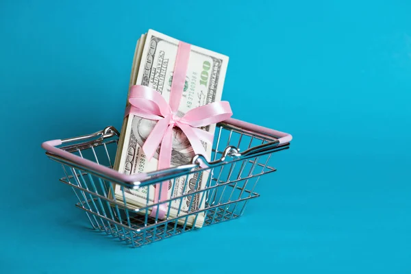 Un paquete de dólares atado con una cinta rosa — Foto de Stock