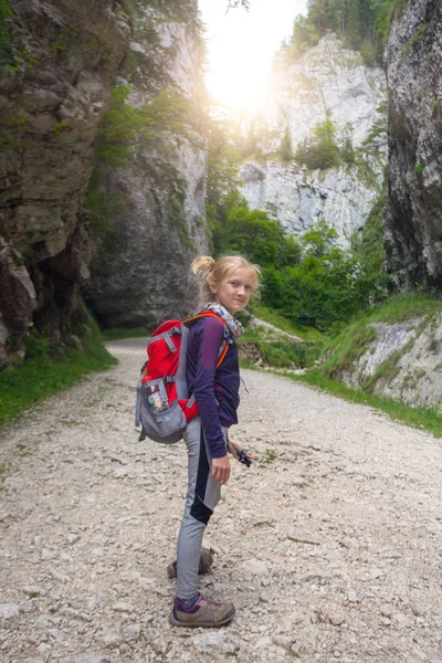 女の子は道をハイキングし — ストック写真