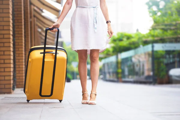 Dziewczyna podróżnik i walizka — Zdjęcie stockowe
