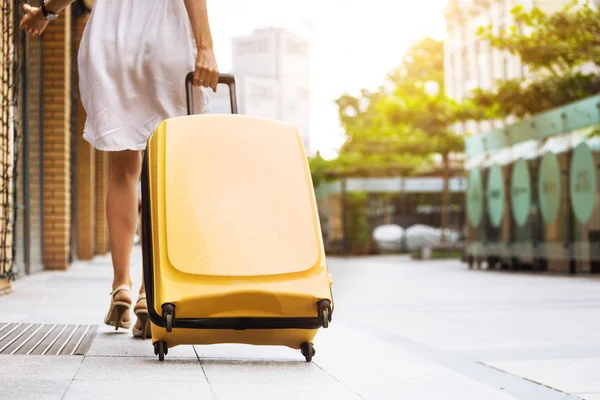 Fille voyageur et valise — Photo