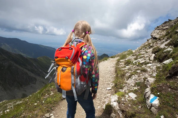 Niña excursionista en un camino —  Fotos de Stock