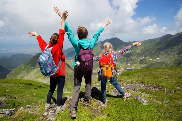 Famiglia in montagna — Foto Stock