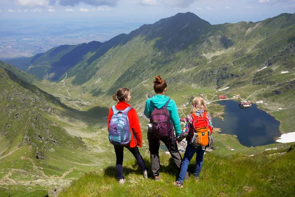 Famiglia in montagna — Foto Stock