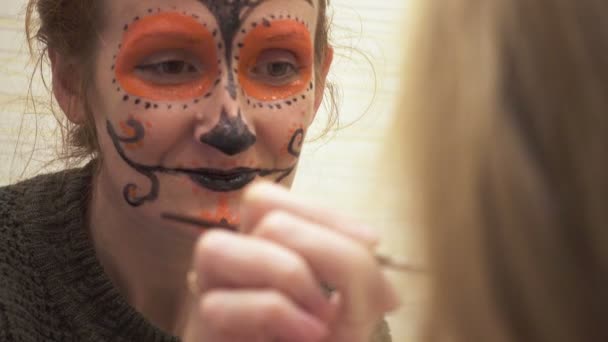 Matka Dcera Připravuje Halloweenskou Oslavu Malování Děsivé Tváře Make Sebe — Stock video