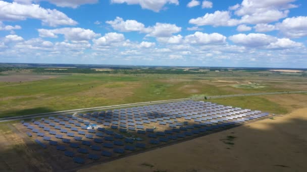 Panneaux Solaires Sur Terrain Avec Les Beaux Nuages Ensoleillé Journée — Video