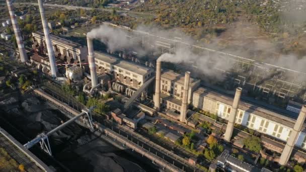 Vista Aérea Fumaça Das Tubulações Usina Elétrica Margem Rio — Vídeo de Stock