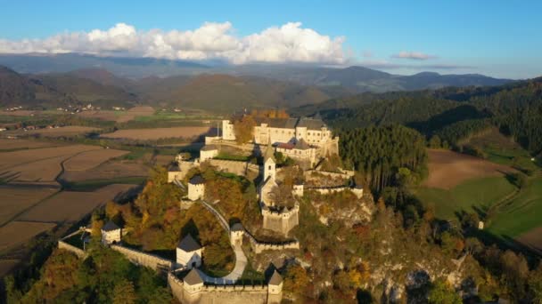 Carinthia Austria 10月 2019 よく知られている中世の城の空中ビュー丘の上にHochosterwitz — ストック動画