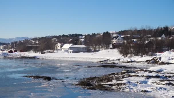 Invierno Panorama Noruego Con Las Casas Una Orilla Del Mar — Vídeo de stock