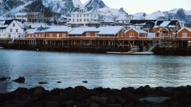 Berühmte Traditionelle Bunte Hölzerne Fischerhäuser Rorbu Der Küste Des Lofoten — Stockvideo