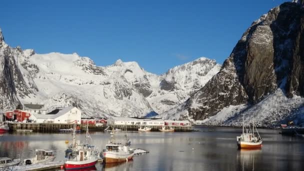 Όμορφο Νορβηγικό Χειμερινό Τοπίο Πολύχρωμα Rorbu Και Αγκυροβολημένα Αλιευτικά Πλοία — Αρχείο Βίντεο