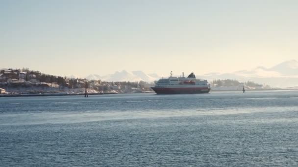 フィンランド トロムス ノルウェー 2019年3月11日 晴れた日に冬のフィヨルド海岸に沿って行くクルーズサービス船ハーティグルテン — ストック動画