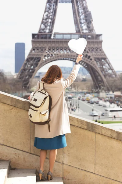 Girl on the background of the Eiffel Tower — Stock Photo, Image