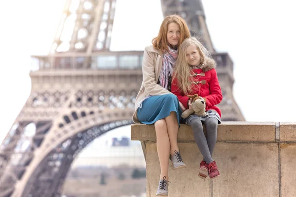 Мама і дочка на тлі Ейфелева вежа — стокове фото