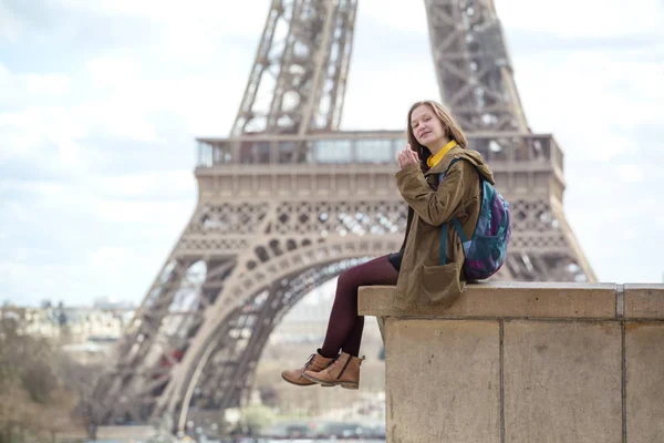 Дівчина на тлі Ейфелева вежа — стокове фото
