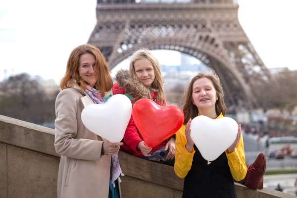 Mom and daughters on the background of the Eiffel Tower — 스톡 사진