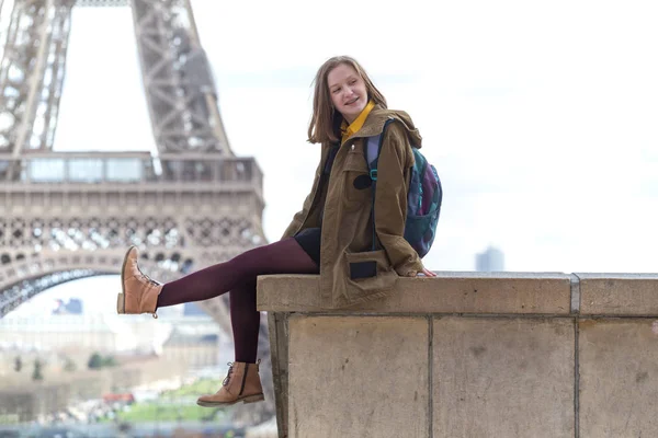 에펠 탑의 배경에 소녀 — 스톡 사진
