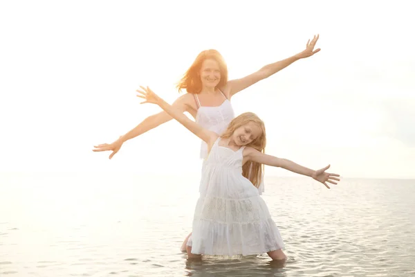 Madre con figlia al mare — Foto Stock