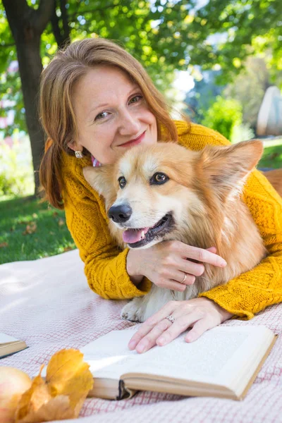 Chica y perro en un césped —  Fotos de Stock