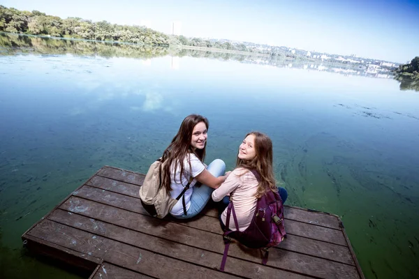 Zwei Teenager-Mädchen — Stockfoto