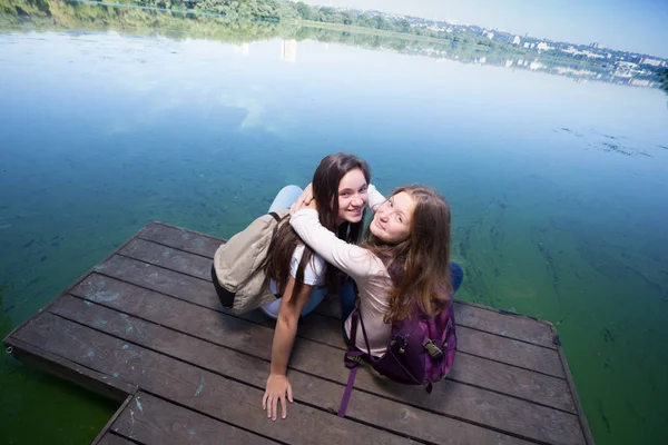 Две девочки-подростки — стоковое фото